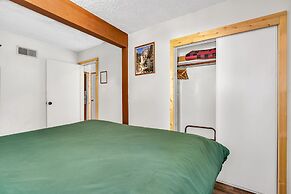 Brookside Cottage Within Yosemite's Splendor