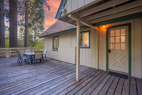 Brookside Cottage Within Yosemite's Splendor