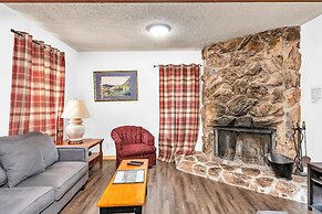 Brookside Cottage Within Yosemite's Splendor
