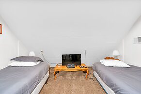 Brookside Cottage Within Yosemite's Splendor