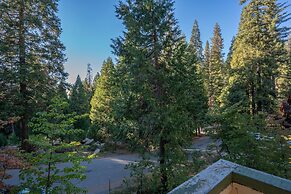 Brookside Cottage Within Yosemite's Splendor