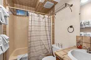 Brookside Cottage Within Yosemite's Splendor