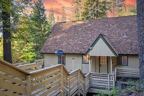 Brookside Cottage Within Yosemite's Splendor