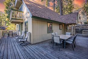 Brookside Cottage Within Yosemite's Splendor