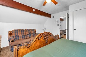 Brookside Cottage Within Yosemite's Splendor