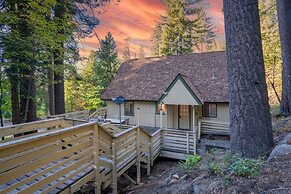 Brookside Cottage Within Yosemite's Splendor
