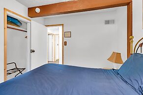 Brookside Cottage Within Yosemite's Splendor