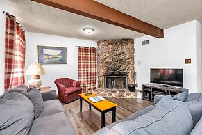 Brookside Cottage Within Yosemite's Splendor