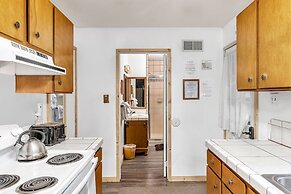 Brookside Cottage Within Yosemite's Splendor