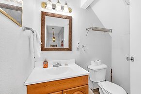 Brookside Cottage Within Yosemite's Splendor