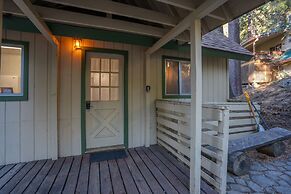 Brookside Cottage Within Yosemite's Splendor