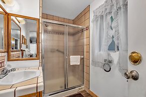 Brookside Cottage Within Yosemite's Splendor