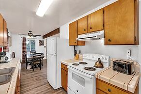 Brookside Cottage Within Yosemite's Splendor