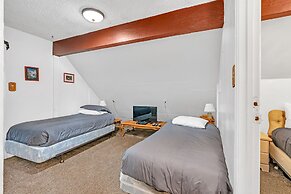 Brookside Cottage Within Yosemite's Splendor