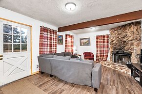 Brookside Cottage Within Yosemite's Splendor