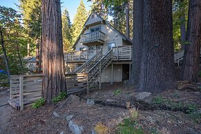 Brookside Cottage Within Yosemite's Splendor