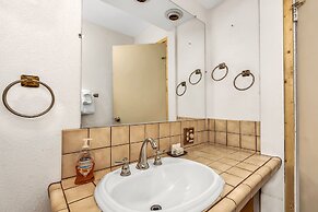 Brookside Cottage Within Yosemite's Splendor