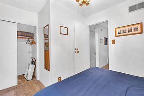 Brookside Cottage Within Yosemite's Splendor