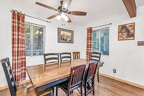 Brookside Cottage Within Yosemite's Splendor