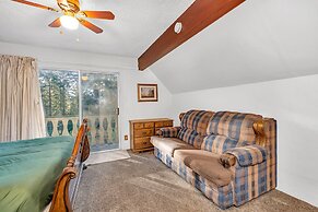 Brookside Cottage Within Yosemite's Splendor