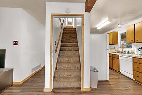 Brookside Cottage Within Yosemite's Splendor