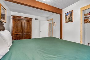 Brookside Cottage Within Yosemite's Splendor