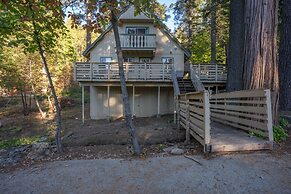 Brookside Cottage Within Yosemite's Splendor