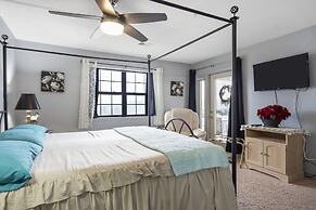 Jim and Roses Cozy Condo 15 Min to Downtown!