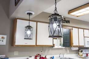 Jim and Roses Cozy Condo 15 Min to Downtown!