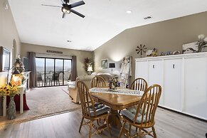 Jim and Roses Cozy Condo 15 Min to Downtown!