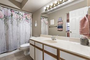 Jim and Roses Cozy Condo 15 Min to Downtown!