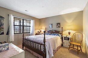 Jim and Roses Cozy Condo 15 Min to Downtown!