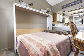 Jim and Roses Cozy Condo 15 Min to Downtown!