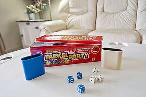 Jim and Roses Cozy Condo 15 Min to Downtown!