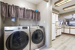 Jim and Roses Cozy Condo 15 Min to Downtown!