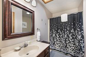 Peaceful 2br in Mountains w/ Private Hot Tub!
