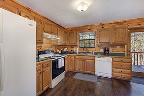 Peaceful 2br in Mountains w/ Private Hot Tub!