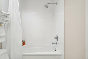 Harrison Lake Pets Welcome 3BR Suite