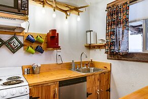 Glenvil Cabin w/ Gas Grill: Steps to Dock & Pond!