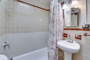 Cozy Easton Condo Near Historic Downtown