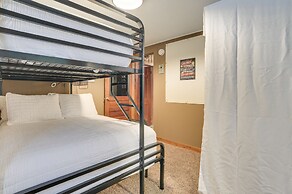 Dog-friendly Roscommon Cabin, Walk to Higgins Lake