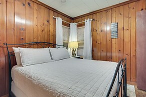 Dog-friendly Roscommon Cabin, Walk to Higgins Lake