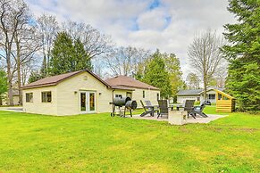 Dog-friendly Roscommon Cabin, Walk to Higgins Lake