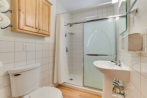 Dog-friendly Roscommon Cabin, Walk to Higgins Lake