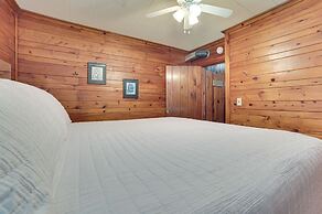 Dog-friendly Roscommon Cabin, Walk to Higgins Lake