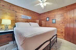 Dog-friendly Roscommon Cabin, Walk to Higgins Lake