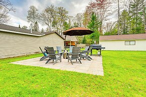 Dog-friendly Roscommon Cabin, Walk to Higgins Lake