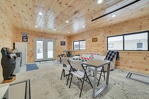 Dog-friendly Roscommon Cabin, Walk to Higgins Lake