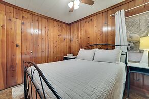 Dog-friendly Roscommon Cabin, Walk to Higgins Lake