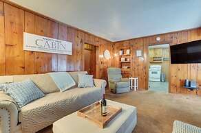 Dog-friendly Roscommon Cabin, Walk to Higgins Lake